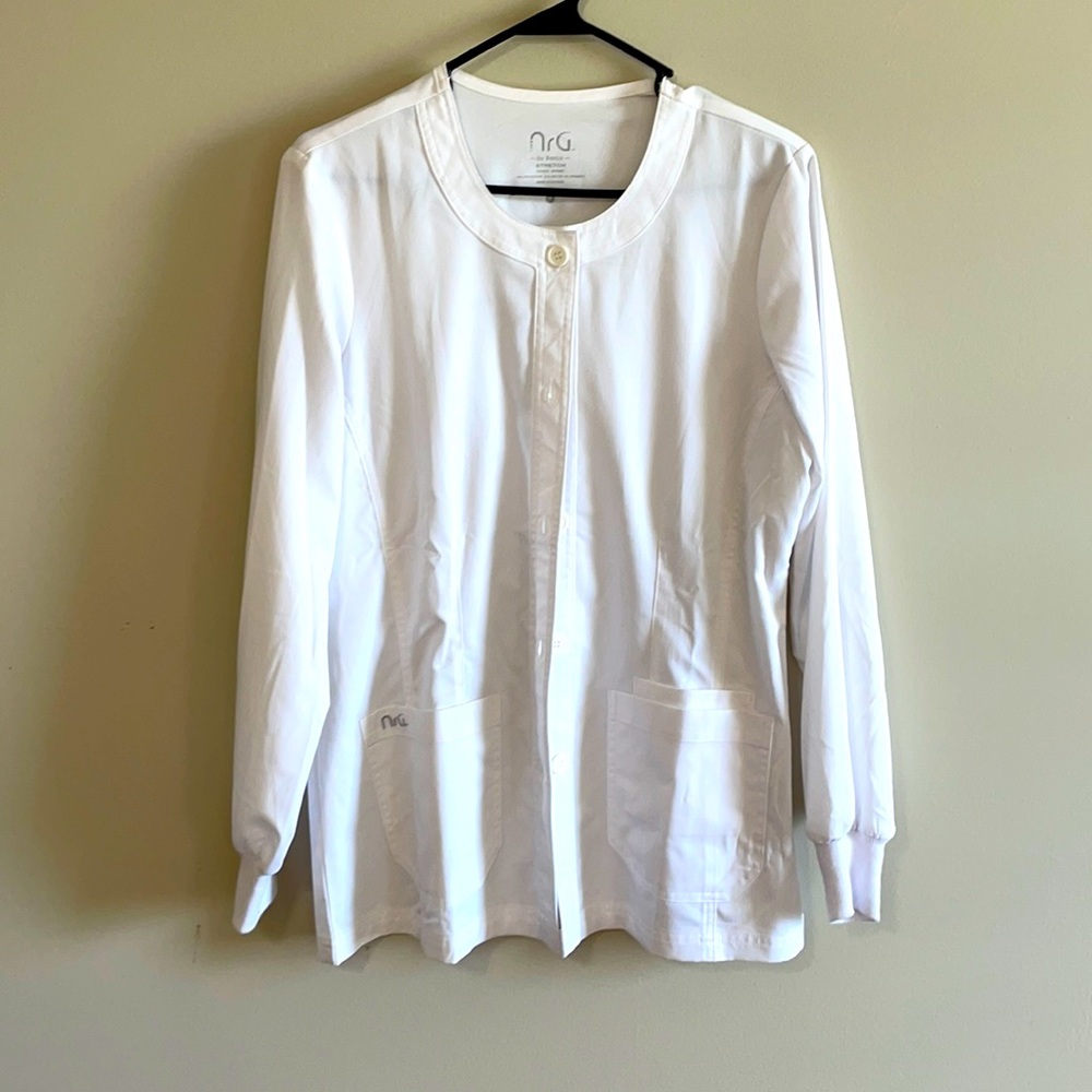 White, scrub jacked. Brand NRG by Barco. Never worn- I'm great condition! Size M